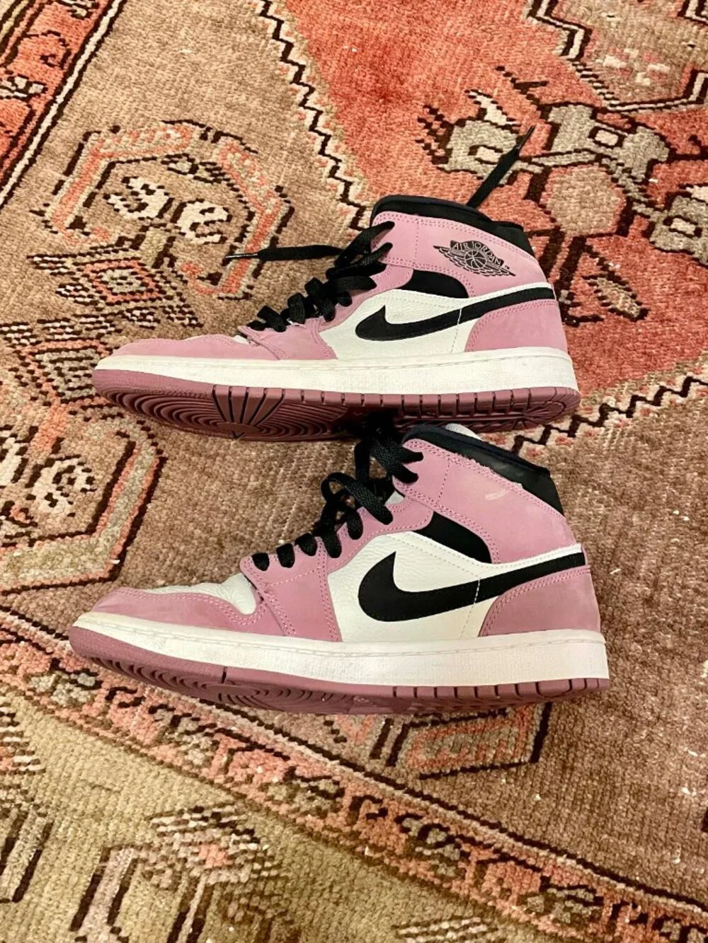 Authentic Womens Air Jordan 1 Mid SE in Mulberry size 8.5